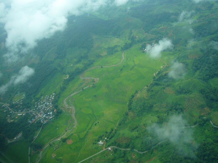 Photo 2: 盆地の景観：井堰灌漑を用いた水稲作