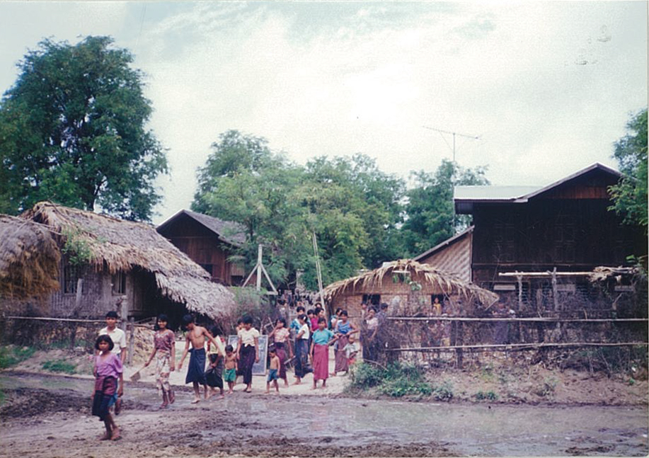 Photo 1: Byangya Village (near Shwebo, the founding place of the Konbaung Dynasty)
During the 18th and first half of the 19th century, various types of land came into the hands of influential families through loans. This shook the very foundations of the land system of the day.
