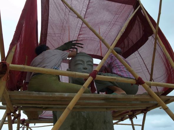 Photo 2: 村住みの左官職人たちが仏像をつくる。ミャンマー・ザガイン管区。2018年8月