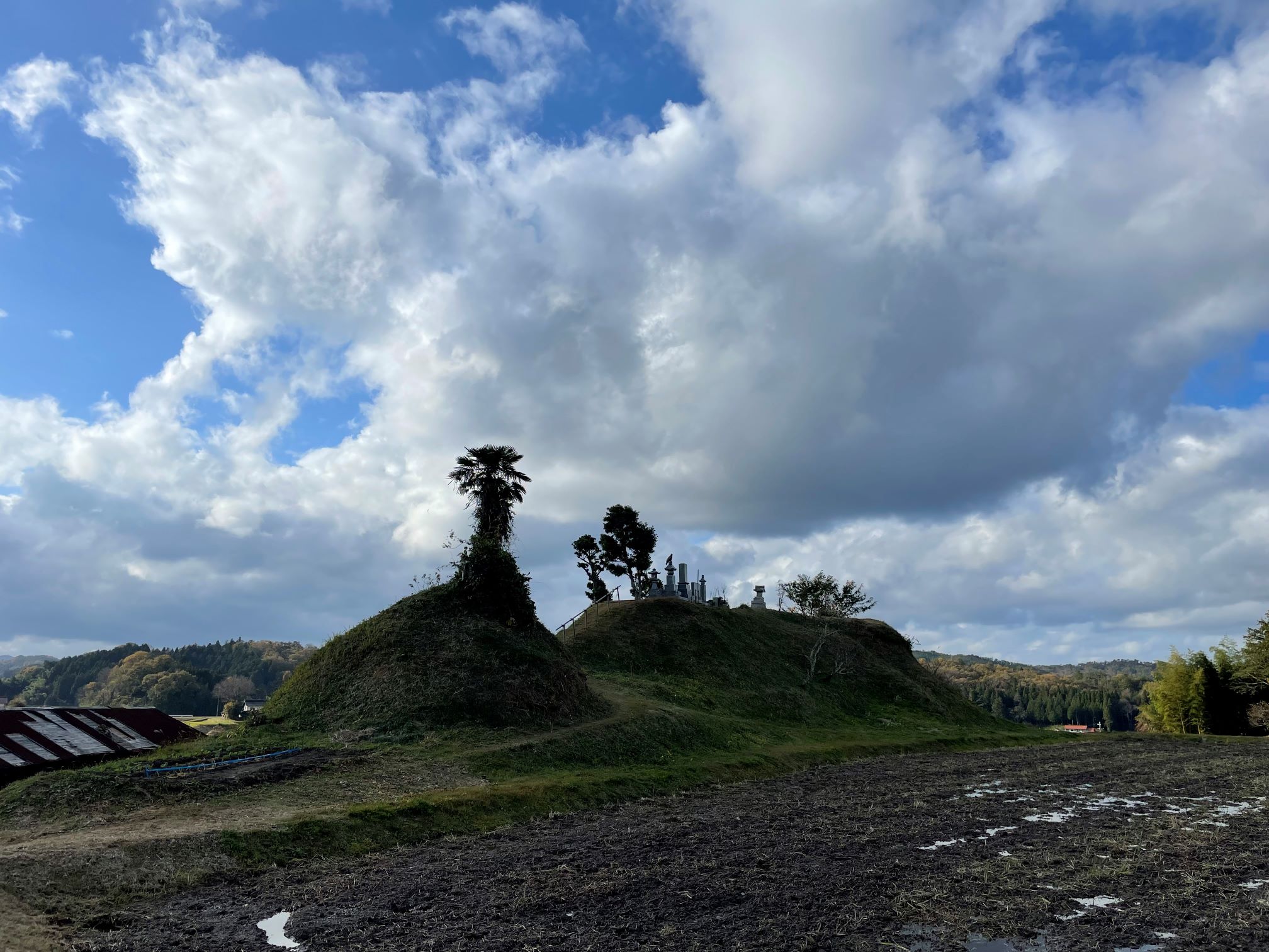 山を削って砂鉄を採集した跡地の棚田（奥出雲・日本農業遺産サイト）